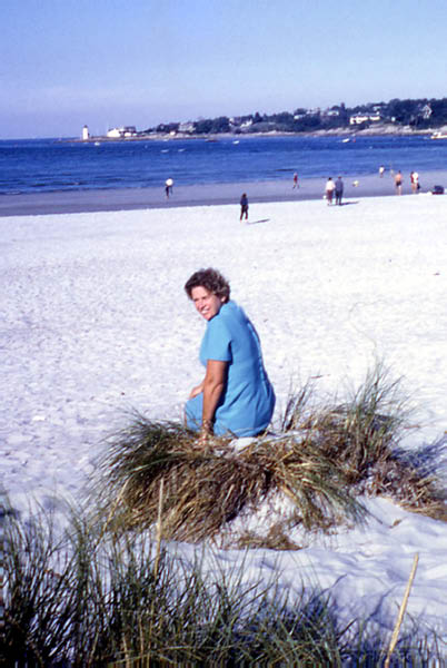 1900-00 008 Massachusetts-Mom on beach