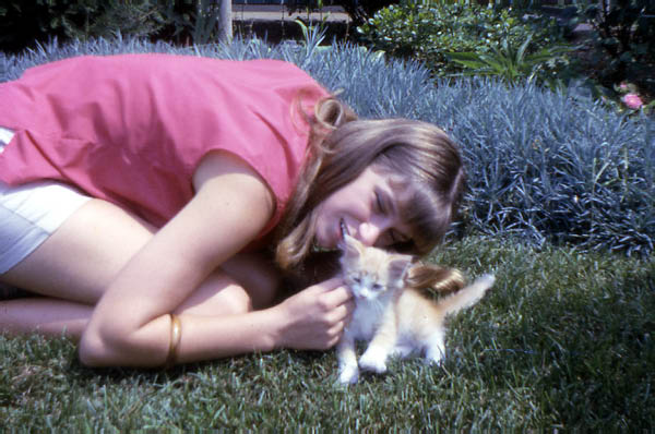 1966-12 002 Anna with kitten