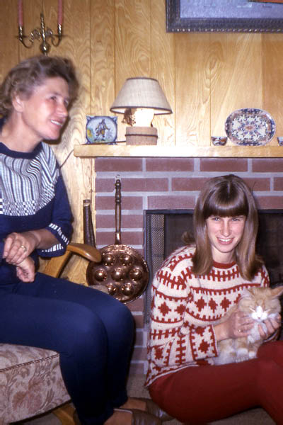 1966-12 015 Levittown-Mom & Anna at home