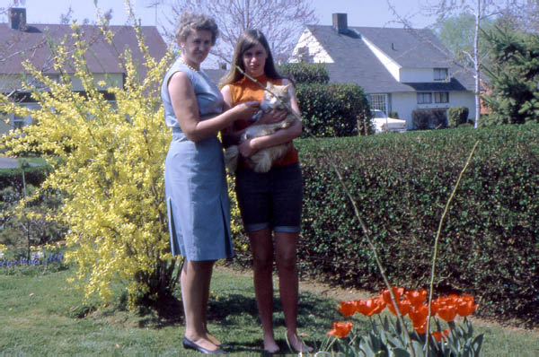 1968-05 014 Levittown-Mom, Anna & Cat